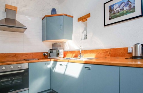 Crynant House | Slade Barn - Three Bedroom House, Sleeps 6