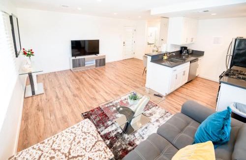 Wilshire Apartment | Sleek 1-Bedroom Apartment with AC & gated Parking space