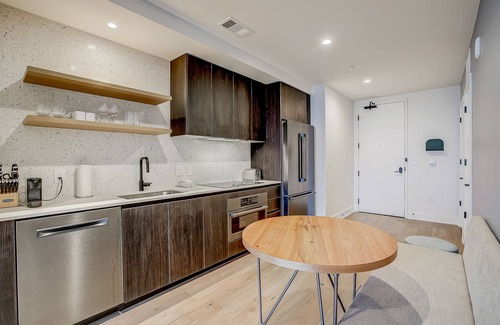Rainey Street Historic District Condo | Sleek 15th-Floor Condo with Rooftop Pool, WiFi, Central AC, and Great Location