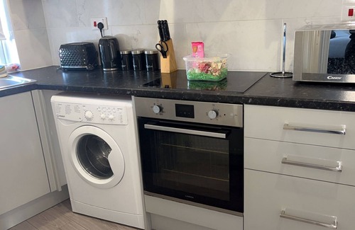 Waddon Apartment | Sleek 2 Bed Oasis Croydon -Sunset views - Sleeps 6 - Family Friendly