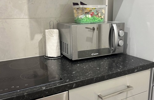 Waddon Apartment | Sleek 2 Bed Oasis Croydon -Sunset views - Sleeps 6 - Family Friendly