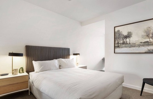 Ivanhoe Apartment | Sleek 2 Bedroom Apartment with Stunning Alfresco