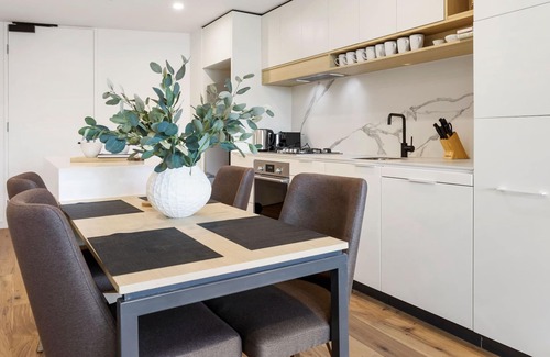Ivanhoe Apartment | Sleek 2 Bedroom Apartment with Stunning Alfresco