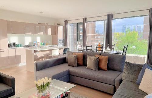 Elephant and Castle Apartment | Sleek 3-bedroom flat with Balcony, Lift access, FREE WiFi in Southwark, Borough near The Shard
