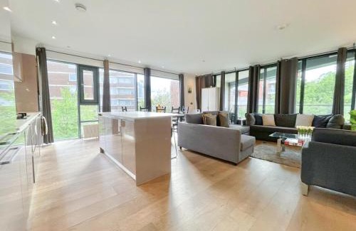 Elephant and Castle Apartment | Sleek 3-bedroom flat with Balcony, Lift access, FREE WiFi in Southwark, Borough near The Shard