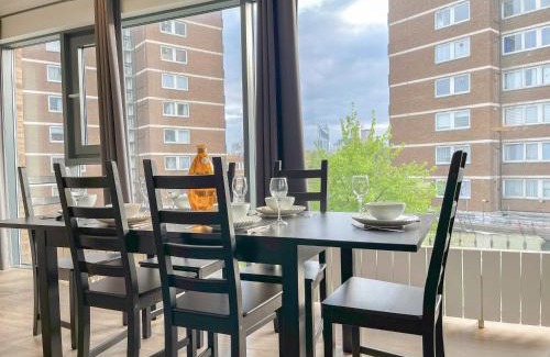 Elephant and Castle Apartment | Sleek 3-bedroom flat with Balcony, Lift access, FREE WiFi in Southwark, Borough near The Shard