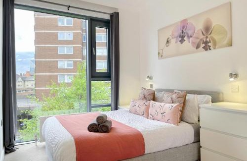 Elephant and Castle Apartment | Sleek 3-bedroom flat with Balcony, Lift access, FREE WiFi in Southwark, Borough near The Shard