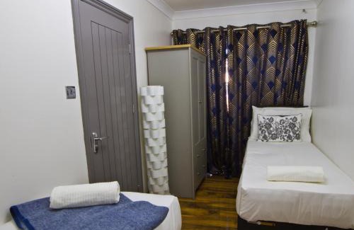Marlborough Apartment | Sleek 3Bed/3Bathroom Flat@Harrow