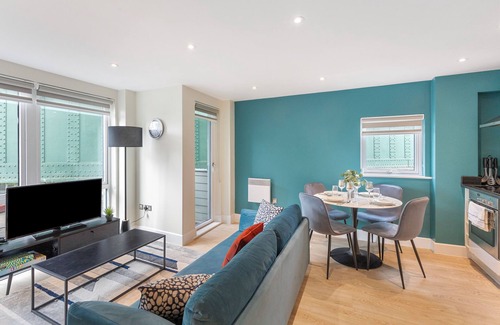 Walworth Apartment | Sleek and Modern 2-BR/1 mile to Borough Market