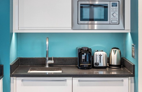 Walworth Apartment | Sleek and Modern 2-BR/1 mile to Borough Market