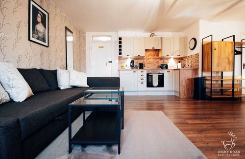 Watford Apartment | Sleek and Pet-friendly Studio Flat with FREE WIFI and PARKING
