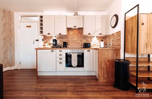 Watford Apartment | Sleek and Pet-friendly Studio Flat with FREE WIFI and PARKING
