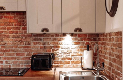 Watford Apartment | Sleek and Pet-friendly Studio Flat with FREE WIFI and PARKING