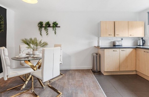 Bolton House | Sleek and Stylish 3 Bed House - Great Location