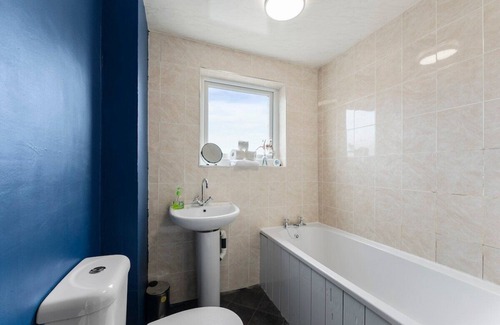 Bolton House | Sleek and Stylish 3 Bed House - Great Location
