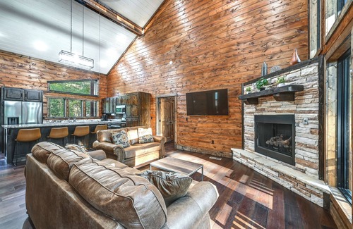 Pickens Cabin | Sleek Cabin w/Hot Tub: 11 Mi to Broken Bow Lake!