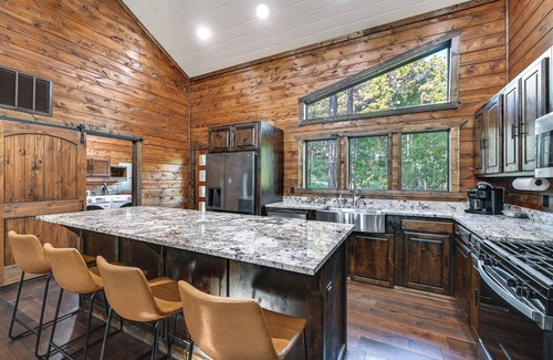 Pickens Cabin | Sleek Cabin w/Hot Tub: 11 Mi to Broken Bow Lake!