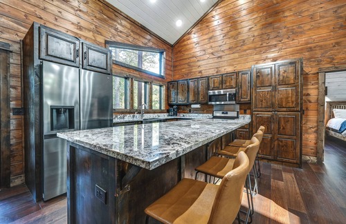 Pickens Cabin | Sleek Cabin w/Hot Tub: 11 Mi to Broken Bow Lake!