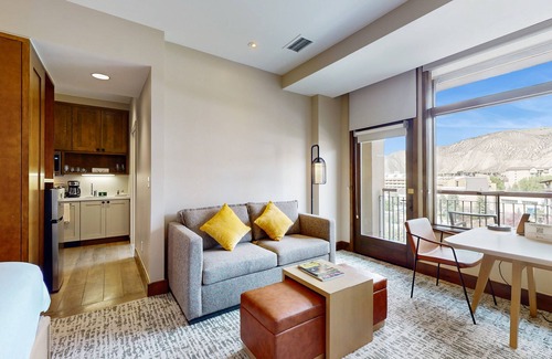 Avon Condo | Sleek & charming condo with mountain views, pools & gym - near the slopes