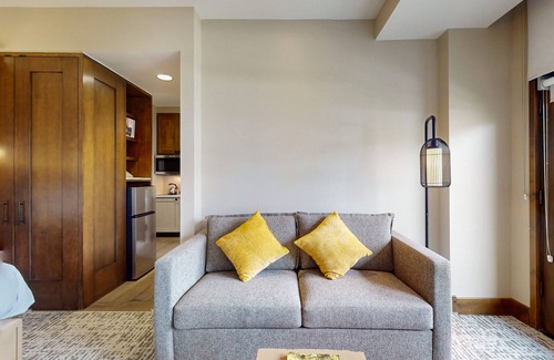 Avon Condo | Sleek & charming condo with mountain views, pools & gym - near the slopes
