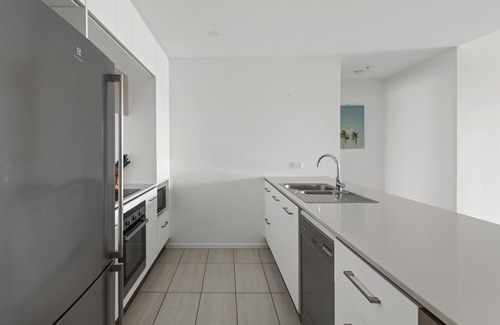 Newstead Apartment | Sleek City Apartment with Parking and Balcony