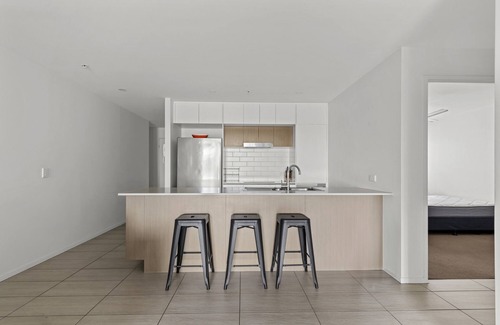 Newstead Apartment | Sleek City Apartment with Parking and Balcony