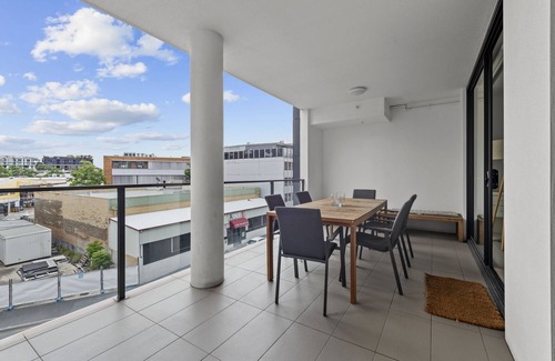 Newstead Apartment | Sleek City Apartment with Parking and Balcony