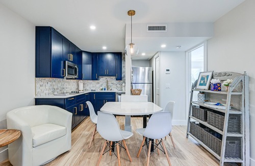 Old Naples Condo | Sleek Coastal Abode: 1 Block to Naples Beach!