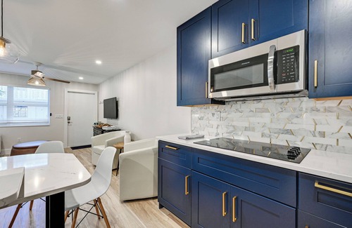Old Naples Apartment | Sleek Coastal Abode: 1 Block to Naples Beach!