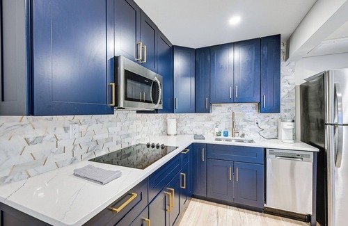 Old Naples Apartment | Sleek Coastal Abode: 1 Block to Naples Beach!