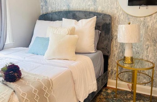 Parkville House | Sleek & Cozy Townhouse in Towson
