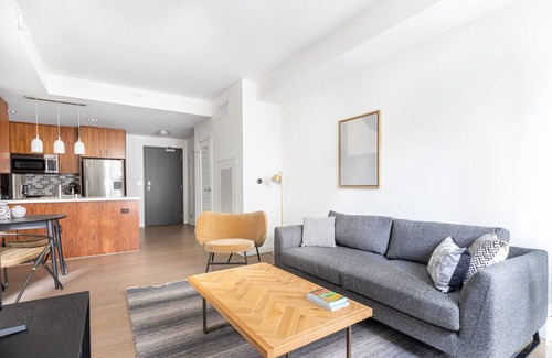 Bunker Hill Apartment | Sleek Downtown 1BR w/Gym, Doorman, Metro Center, by Blueground (LAX371)