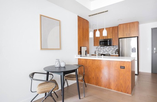 Bunker Hill Apartment | Sleek Downtown 1BR w/Gym, Doorman, Metro Center, by Blueground (LAX371)