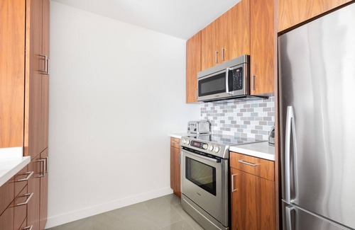 Bunker Hill Apartment | Sleek Downtown 1BR w/Gym, Doorman, Metro Center, by Blueground (LAX371)