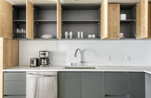 City West Apartment | Sleek Downtown 1BR w/Pool, Gym & W/D near Staples Center, by Blueground