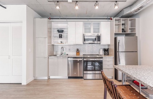 Downtown Cleveland Apartment | Sleek DT Cleveland Apt at City Club
