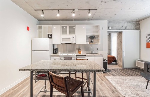 Downtown Cleveland Apartment | Sleek DT Cleveland Apt at City Club