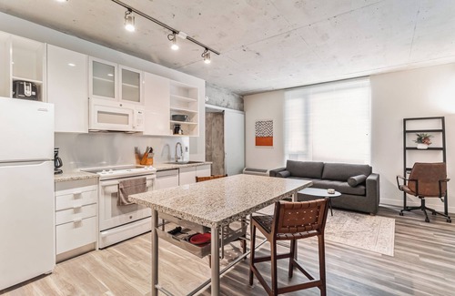 Downtown Cleveland Apartment | Sleek DT Cleveland Apt at City Club