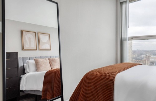 Edgewater Beach Apartment | Sleek Edgewater 1BR w/Gym, Deck & Lounge, nr L, by Blueground