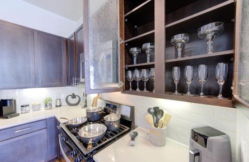 Energy Corridor Apartment | Sleek Energy Corridor King Bed Suite