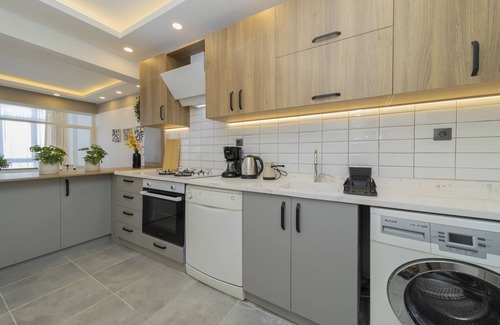 Kaleici Apartment | Sleek Flat 1 min to Hadrian Gates, 8 min to Beach