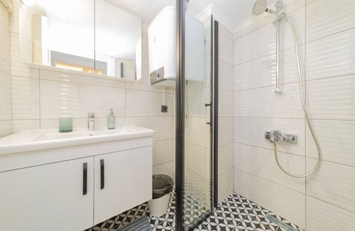 Kaleici Apartment | Sleek Flat 1 min to Hadrian Gates, 8 min to Beach