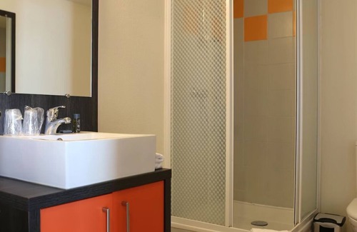Chevilly-Larue Hotel | Sleek Flat: Great Bedding & Convenient Elevator & Useful Kitchenette