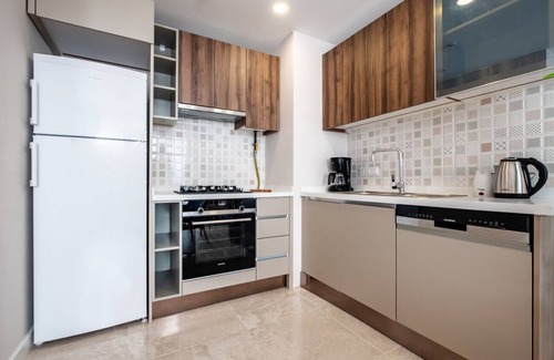 Celiktepe Mahallesi Apartment | Sleek Flat with Terrace close to Sapphire Mall