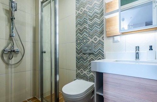 Celiktepe Mahallesi Apartment | Sleek Flat with Terrace close to Sapphire Mall