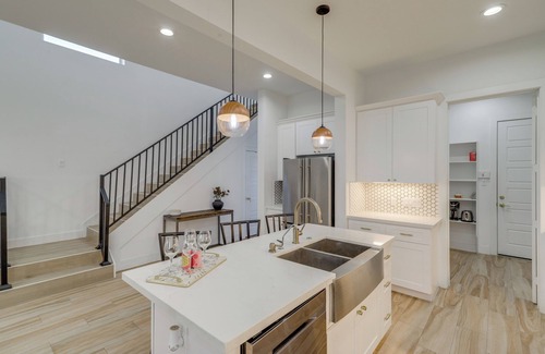 Garden Oaks House | Sleek Home w/Screened Patio & Yard in Houston!