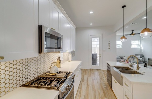 Garden Oaks House | Sleek Home w/Screened Patio & Yard in Houston!