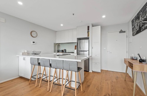 Kensington Apartment | Sleek Kensington 2-Bed with BBQ Area & Gym