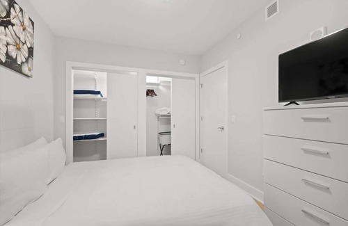 NoMa House | Sleek Kitchen w/High End Appliances | Union Station & Union Market Close by