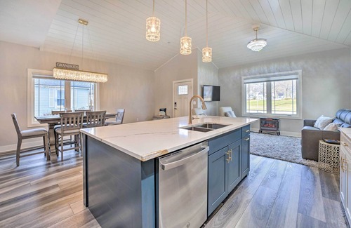 Ludington House | Sleek Ludington Haven < 1 Mi to Lake Michigan